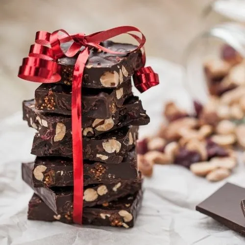 Cokelat dengan pita untuk hadiah